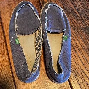 Woman’s Sanuk lightweight slip on shoes with soft top foam mid soles. Size 9